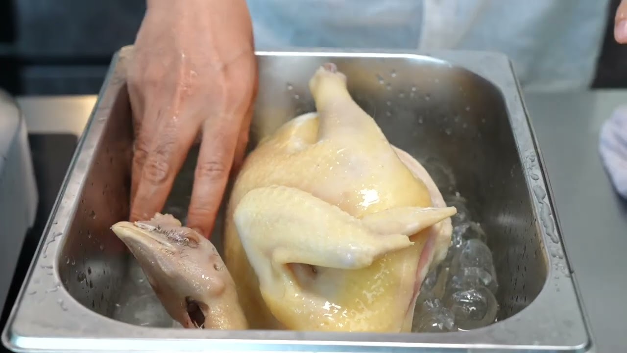 Luộc gà kiểu làm biếng mà ai cũng có thể luộc được không cần rành nấu bếp.