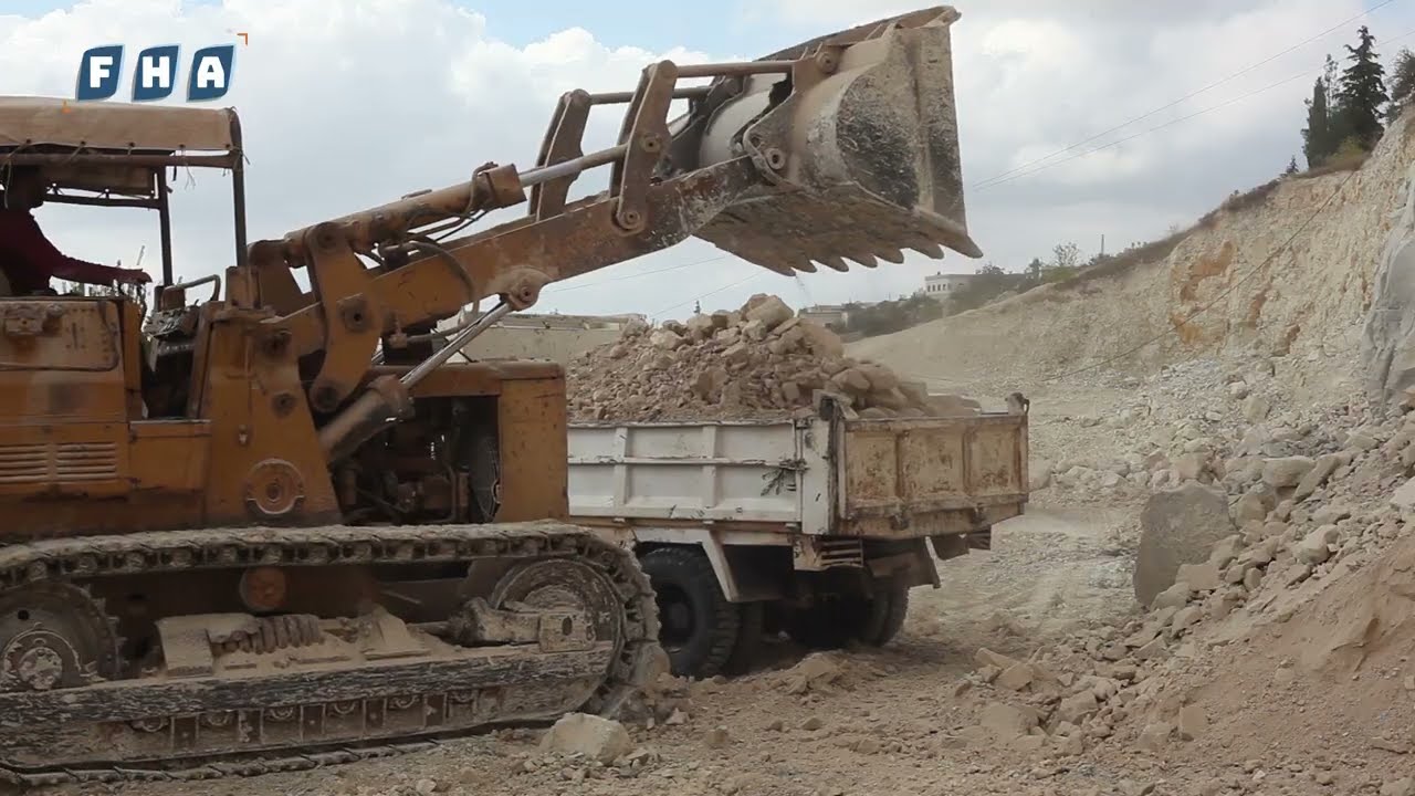 يقوم سكان جبل الزاوية بجهود كبيرة لاستصلاح السفوح الجبلية وتحويلها إلى مدرجات زراعية