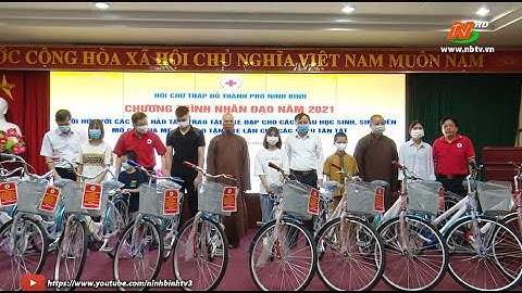 Trao quà cho học sinh có hoàn cảnh khó khăn