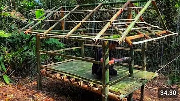 Camping saat hujan deras membangun shelter bambu di tengah hutan tidur nyenyak sepanjang malam