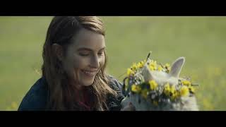花畑で母子のように戯れるマリアと“羊ではない何か”『LAMB/ラム』本編映像