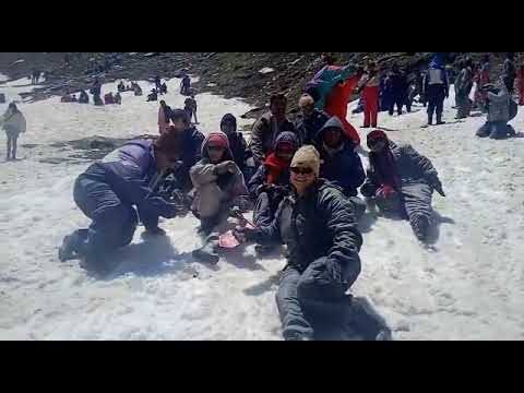 Guest Enjoying Snow in Himachal Pradesh | Himachal Tours | Domestic Tours | Heena Tours