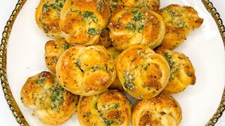 Garlic Butter Knots | Quick and easy garlic butter knots using canned biscuits dough