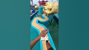 Anh ấy muốn khám phá công viên nước này..