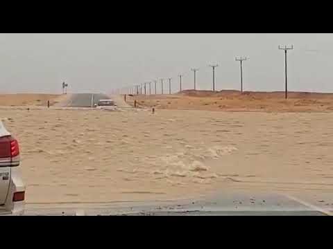 مجازفه خطيره كادت تودي بحياته شليم صباح هذا اليوم تصوير صائدي العواصف إعصار مكونو صلالة 26