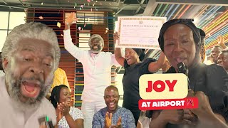 WAUW! Akosua Serwaa jubelt 🎉 Toont huwelijksakte op Kumasi Airport