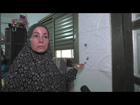 مواطنون يتفقدون منزلهم عقب اقتحامه من جيش الاحتلال الإسرائيلي في مخيم جنين