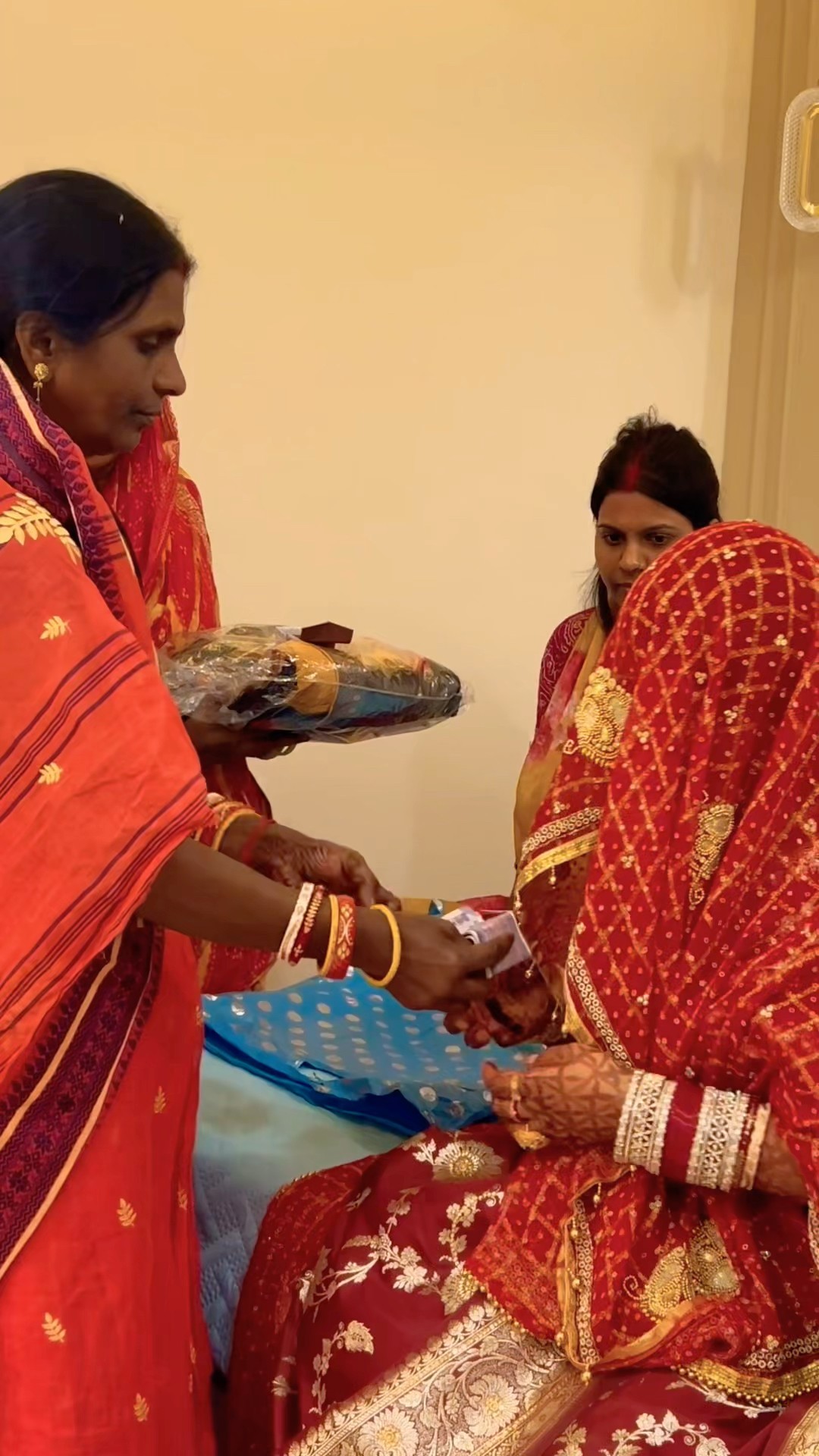 Dulhan ghar aaye ? #dulhan #wedding #shadi