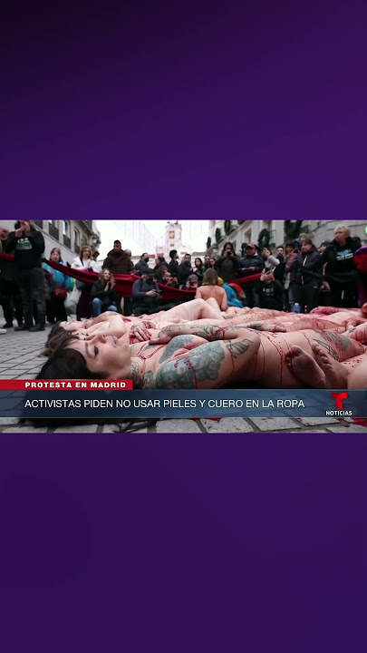 Protestan desnudos contra el uso de piel animal en la ropa #Shorts | Noticias Telemundo