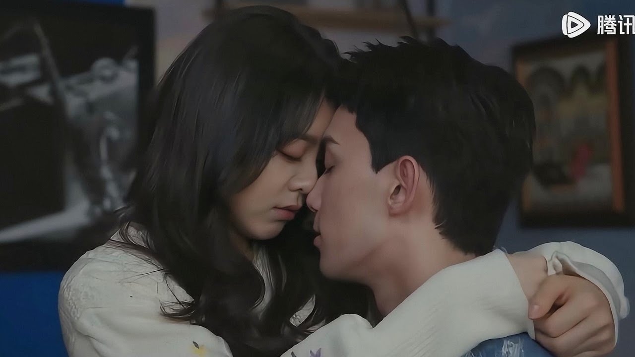 Золушка утешила своего парня и сама поцеловала его.