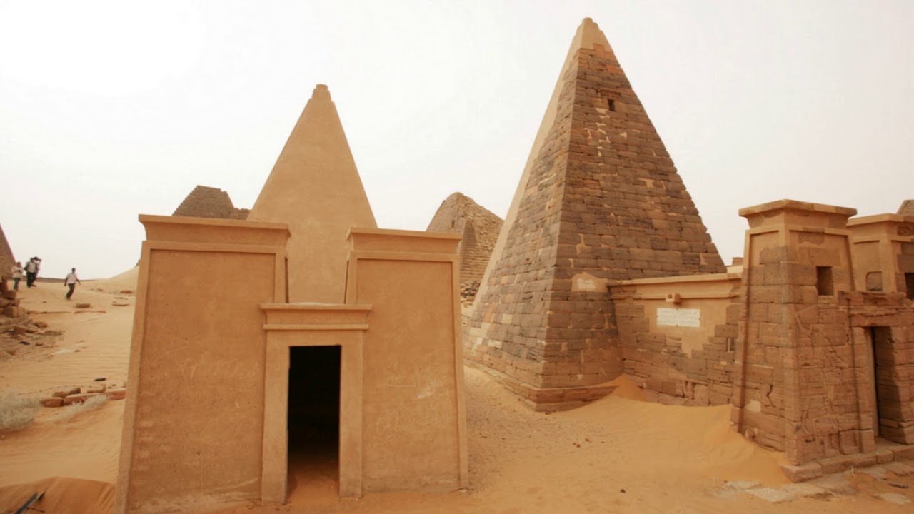 Кроме пирамид храмов и дворцов. Пирамиды Мероэ Судан. Нубийские пирамиды Мероэ. Нубийские пирамиды в Судане. Пирамиды в Мероэ Египет.