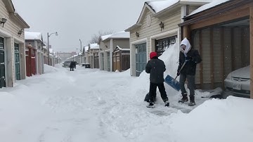 Bảo tuyết lên tới bốn tất tại Toronto cào Tuyết để lái xe đi làm 18/1/2022