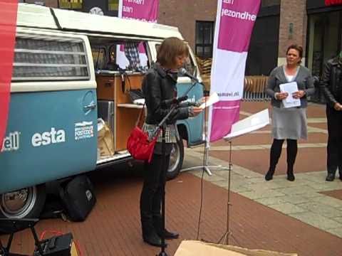 Anneke Claus met gedicht voor de estafette