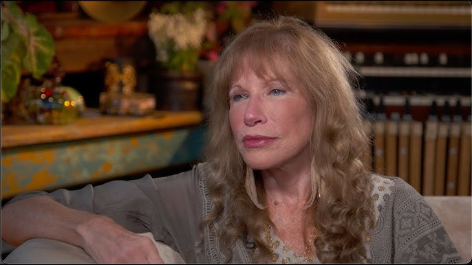 Carly Simon Exposes That Her Family's Happiness Was A Lie