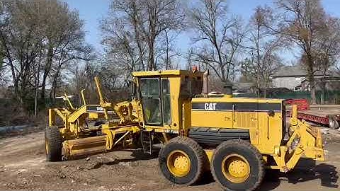 Inspecting used 2005 CAT 140H Motor Grader - For Sale