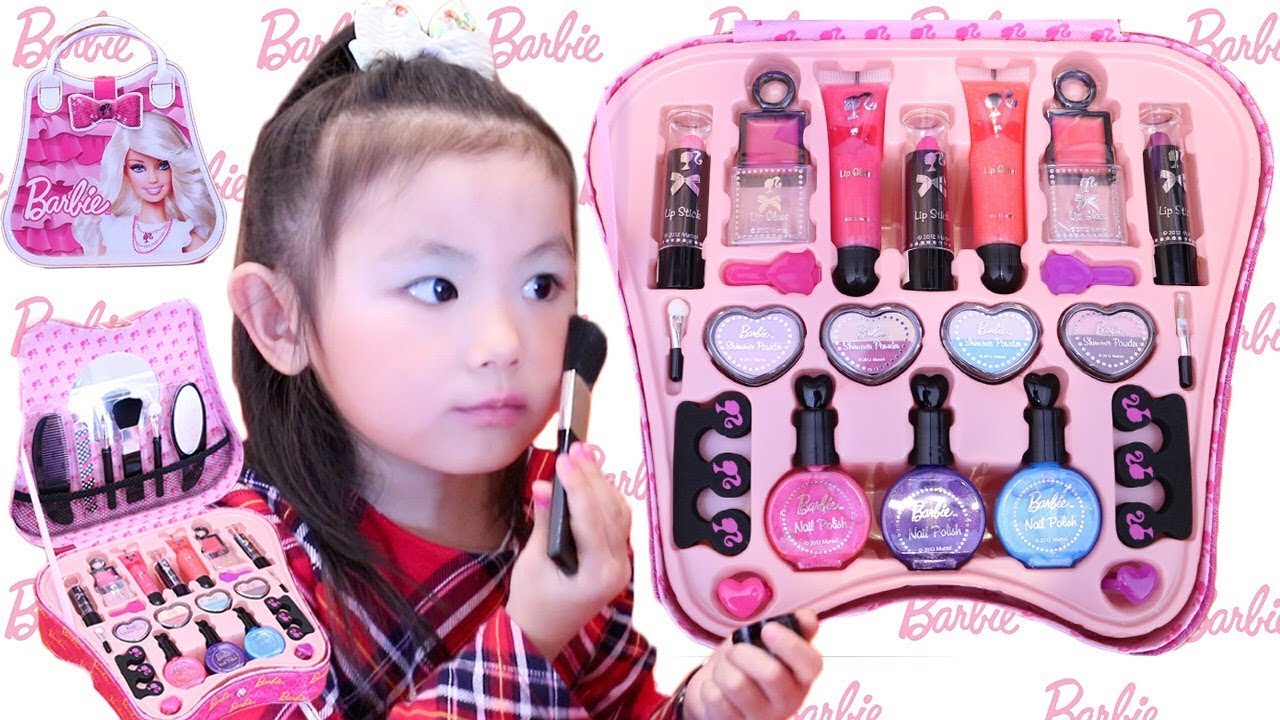 バービー メイクセット 念願の初メイクが楽しすぎた 5歳のお誕生日プレゼントにもらったよ Barbie Makeup Set Youtube