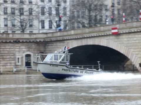 Voie Georges Pompidou - Pont d'Arcole - Pont Louis Philippe - Paris 4 - Quai de la Tournelle - Pont de la Tournelle - Paris 5 - crue de la Seine - prÃ¨s de la CathÃ©drale Notre-Dame - fload River Seine - near the Cathedral - Souvenirs Noel Paris 28 dÃ©cembre 2010 - Christmas Paris Memories 28 Decembrer 2010 - Paris Underground Subway Line 7 - Station Sully Morland - 75005 Paris France + infos + ( www.bateaux-mouches.fr ) + ( www.vedettesdeparis.com ) + ( www.mariepanic.tv ) + ( www.cestpascher.com ) + ( www.parisgratuit.com ) + ( www.mariepanic.tv )