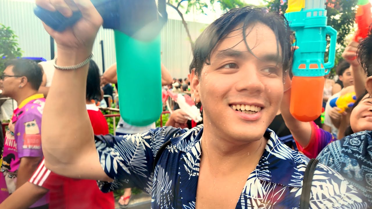 Thailand’s BIGGEST Water Fight! 💦 🔫 Songkran Festival 2025! Vlog 007-2025