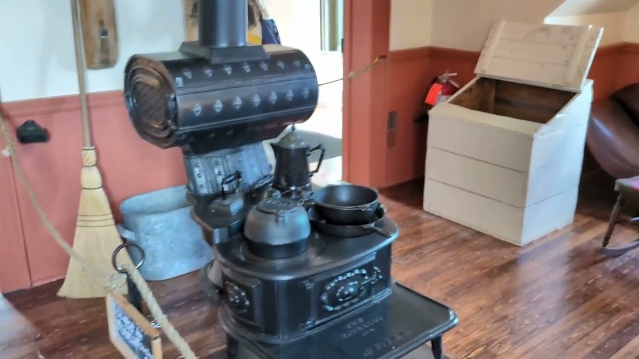 （29）グリーン・ゲイブルズ1階～居間、来客用の食器棚の配膳室、地下食糧庫へ通じる小部屋  Green Gables; kitchen and sitting room and pantry