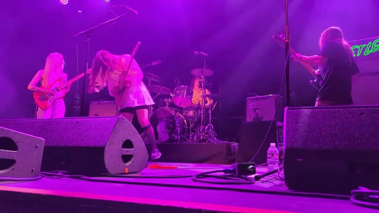 Wet Leg - Chaise Longue (live Brooklyn Steel - 3/10/2022) - YouTube