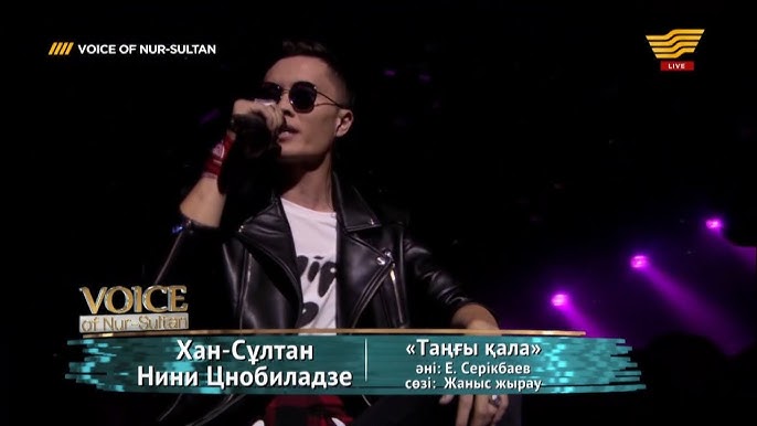 Өте әдемі әйел минет жасайды.