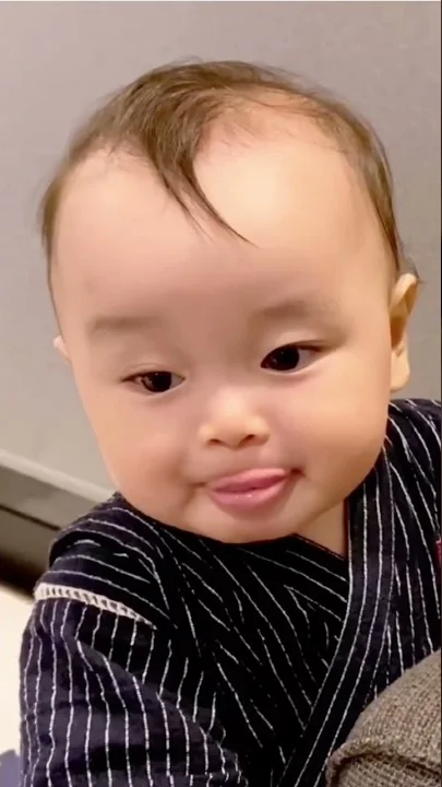 子供 ベロ出し