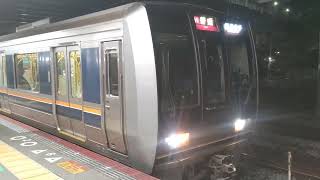舞子駅を発車する207系H12編成＆S32編成。