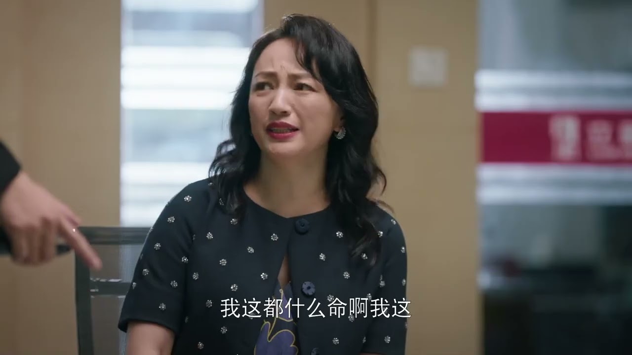 姐姐欠钱被黑老大打，雷佳音谈判第一件事竟是给黑老大一巴掌，大家都惊呆了！