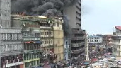 Firefighters tackle huge blaze in Lagos