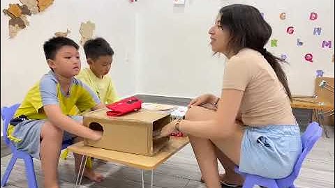 Tiếng Anh Giao Tiếp Phan Thiết: Felix and  Ben practice talking about School Objects( Touch & Guess)