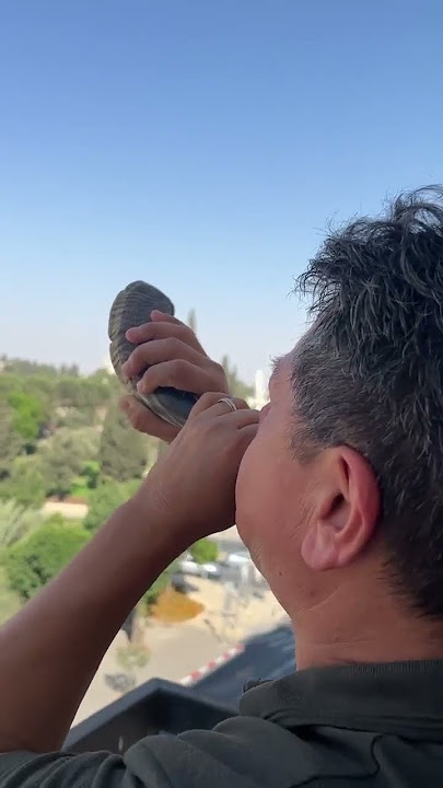 Mengapa orang Yahudi meniup shofar? Shofar lebih dari sekedar terompet; itu adalah alarm spiritual.