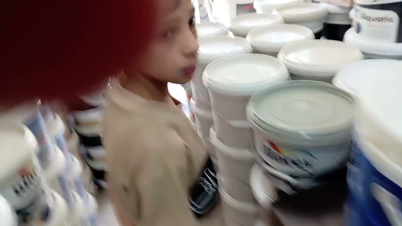 تقرير عن دكان العلامة الألباني مع الشيخ محمد عودة، ويظهر فيه بيت والده والحي الذي نشأ فيه رحمه الله