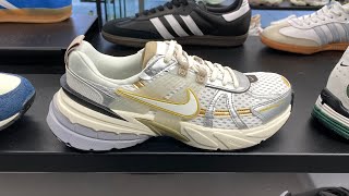 スニーカー Nike V2K Run Women Shoes HJ7245-100 New Nike Women's V2K Run Shoes - White/ Metallic Silver