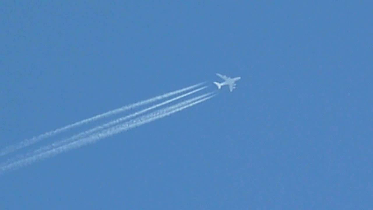 Lufthansa A380 vs Boeing 747 Contrails - YouTube
