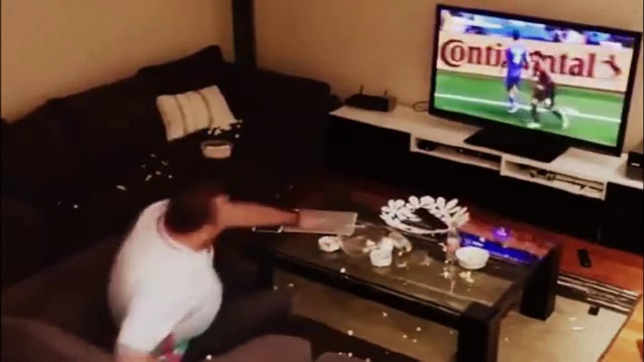 Погрызанная рука котом. Мажоры унижали бедных но потом инстаграм продолжение. Цитаты про мужчин истеричек. Видео довели мужика. Мажоры унижали бедных.