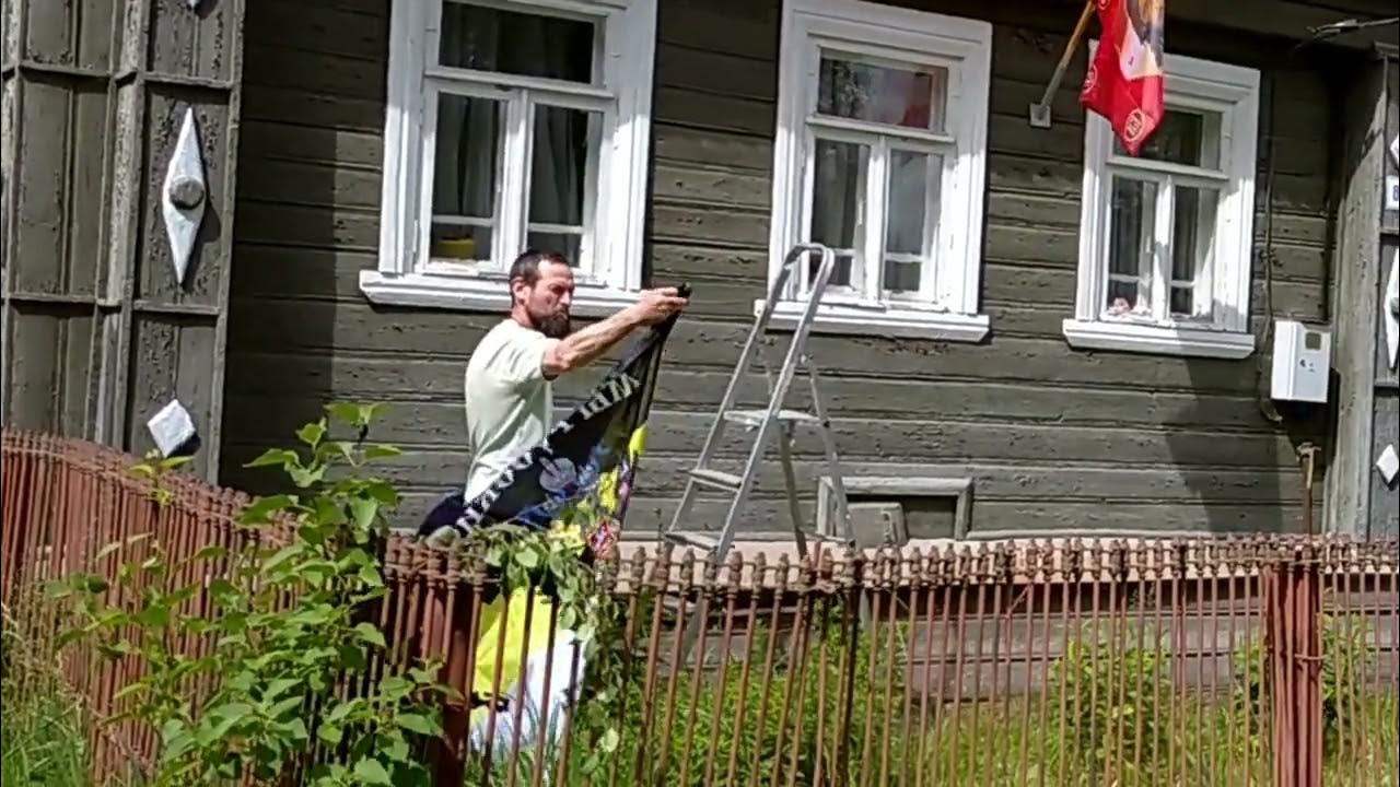 Укрепили на наш дом стяг с образом Спаса Нерукотворного и флаг ...