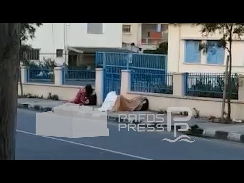 Μετανάστες κοιμούνται στο