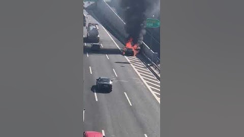 BMW τυλίχθηκε στις φλόγες στην Αττική Οδό | autotriti.gr