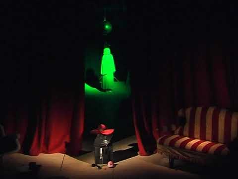 მოხუცი მსახიობი ქალი დოსტოევსკის ცოლის როლში