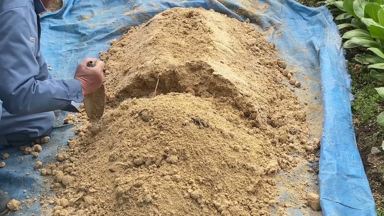 ボカシ肥料の切返し　