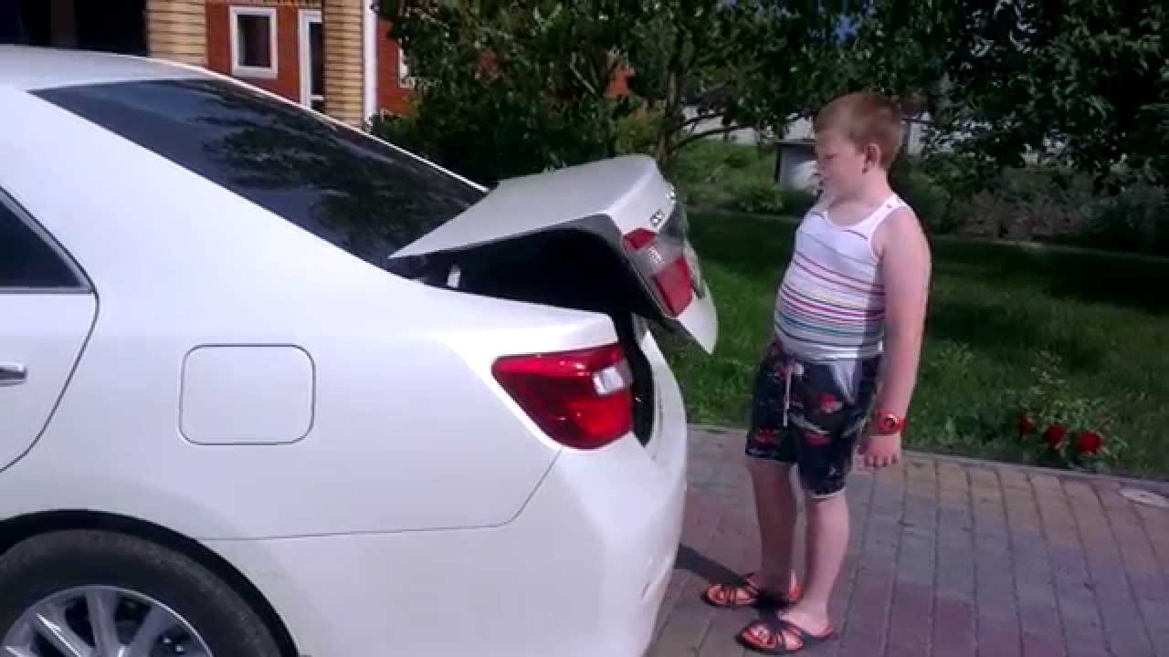 Мерседес как открыть багажник ногой