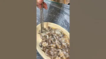 Noryangjin Fish Market – Eating live octopus