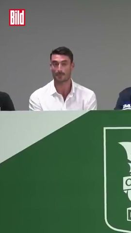 Ultras stürmen Pressekonferenz und vertreiben neuen Trainer | #shorts