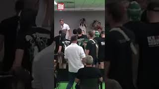 Ultras stürmen Pressekonferenz und vertreiben neuen Trainer | #shorts Resimi