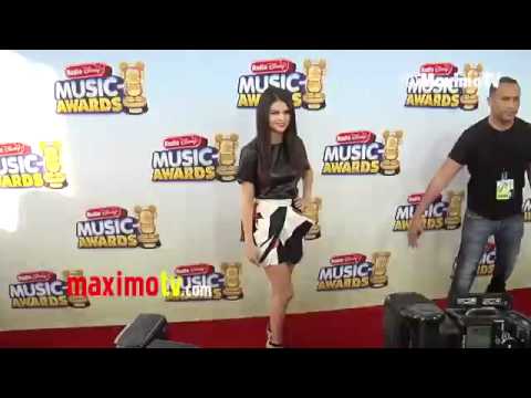 selena-gomez-2013-radio-disney-music-awards-red-carpet-arrivals-rdma