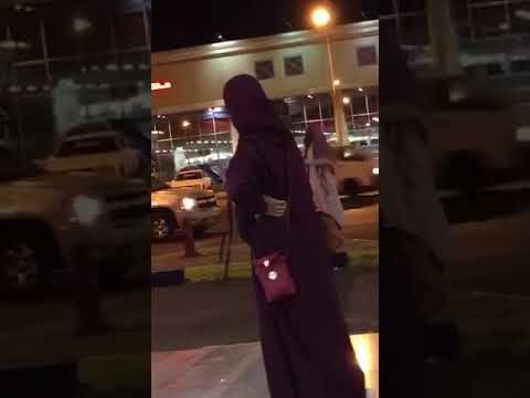 شيخ يرمي الحرمه في ينبع البحر