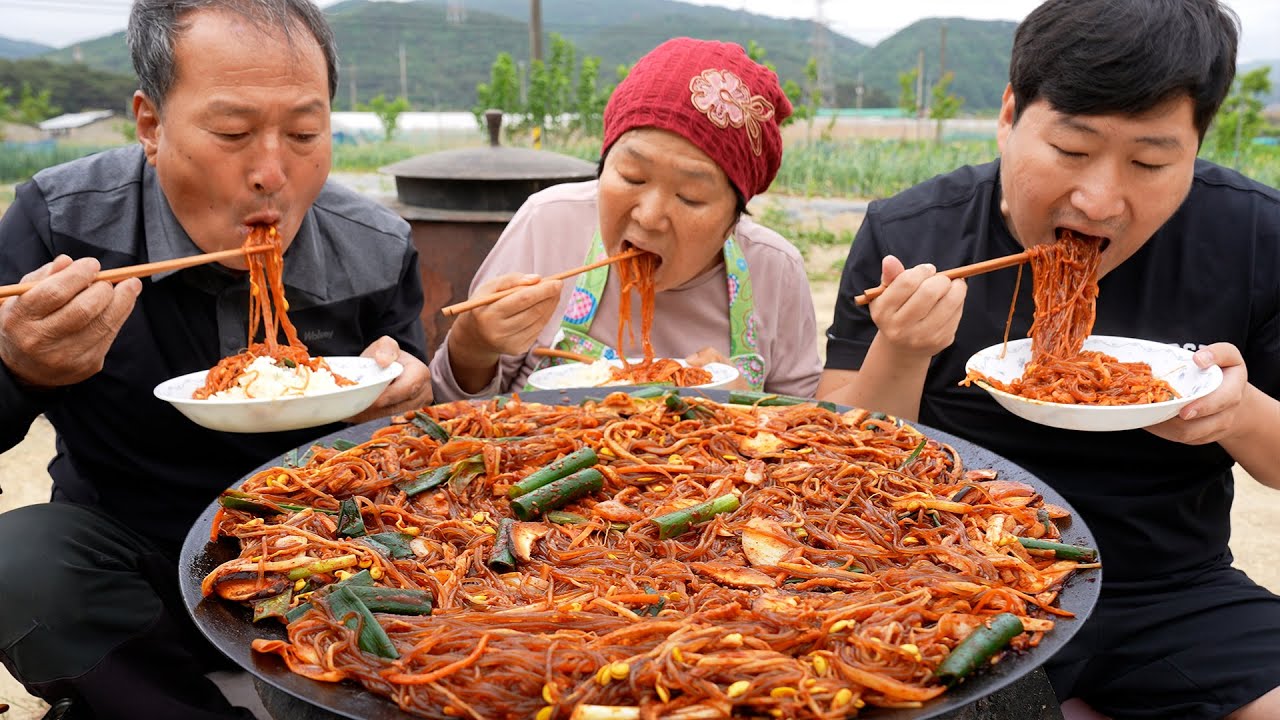 Red Japchae (обжаренная целлофановая лапша и овощи) - кулинарное шоу Mukbang.