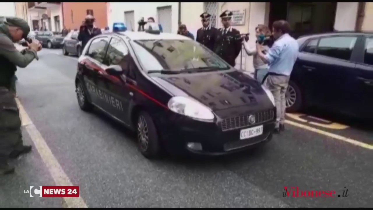 Autobomba a Limbadi, l'uscita degli arrestati dal Comando provinciale