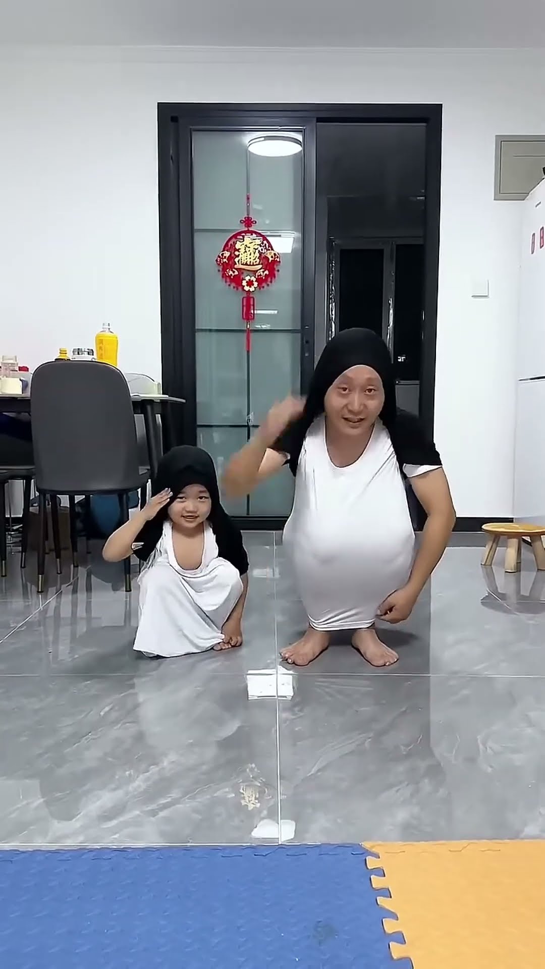 给儿子表演个才艺，父子俩秒变小企鹅！#Cute baby#Cute#呆萌小米宝#聪明宝宝#萌娃