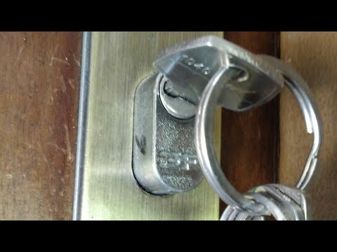 Vídeo: O que fazer se a chave estiver presa na porta?